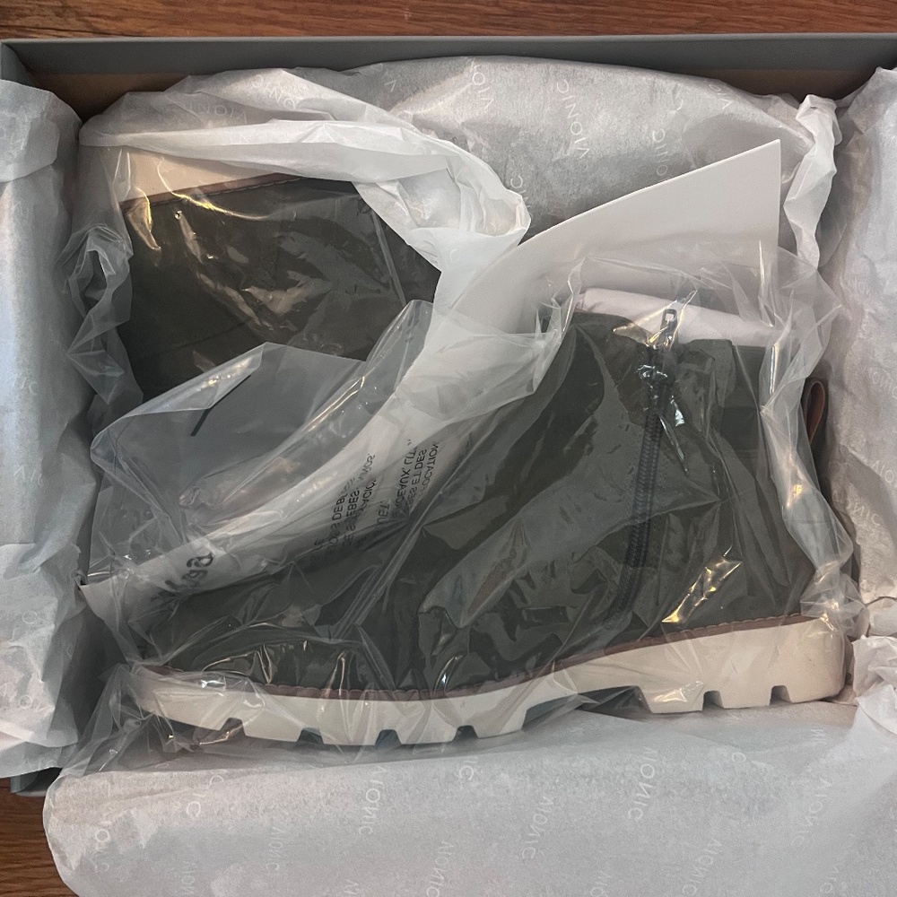 Vionic Brionie boot size 9.5 Olive color - Picture 3 of 3